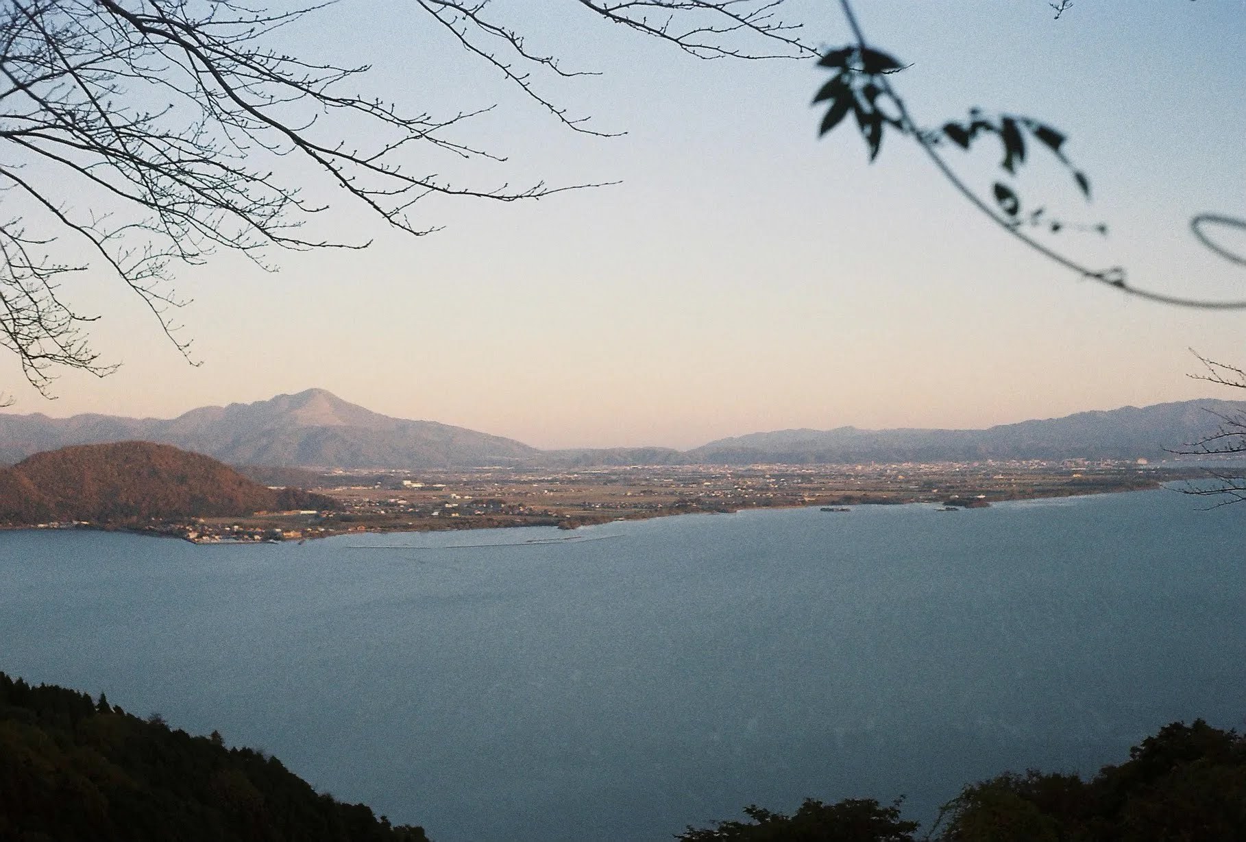 展望台から見下ろす夕暮れの琵琶湖と対岸の山並み