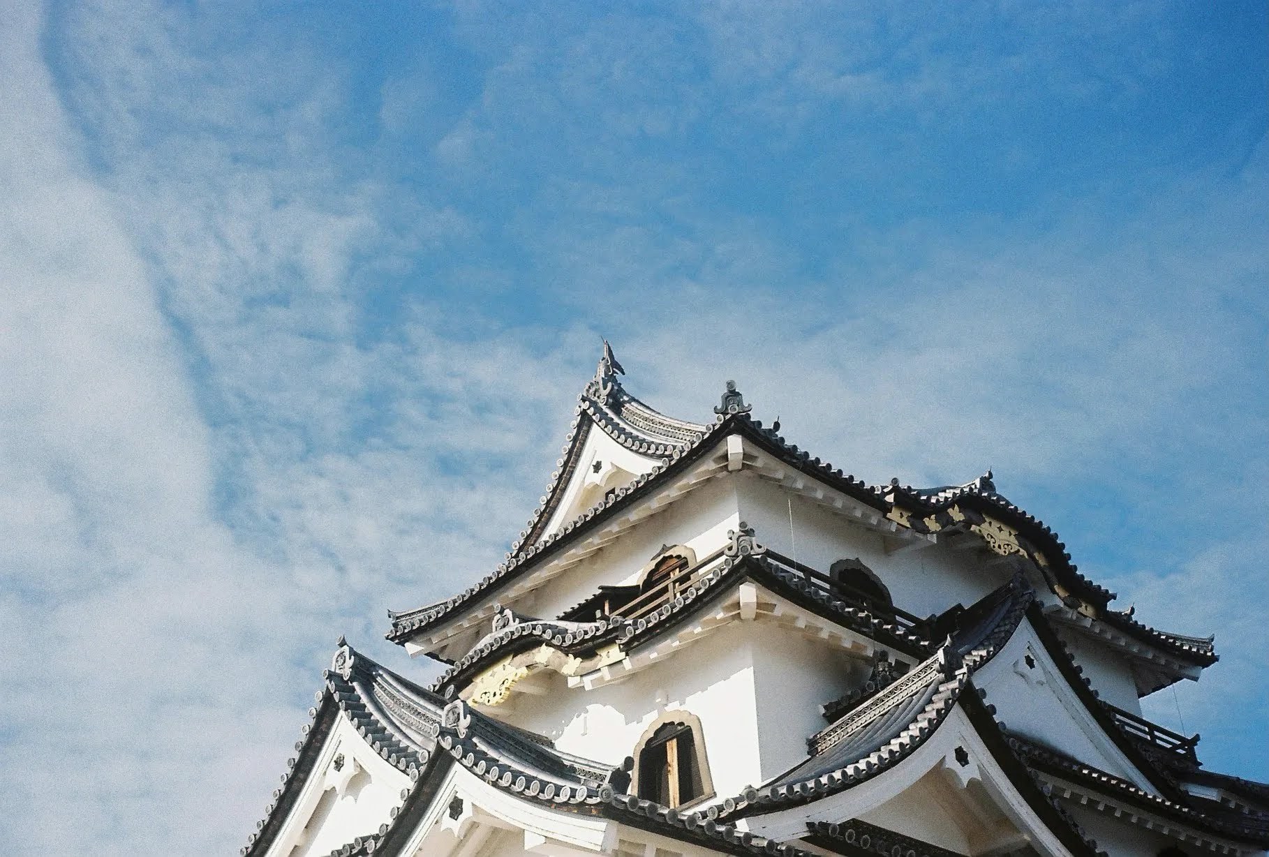 青空にそびえる彦根城の天守