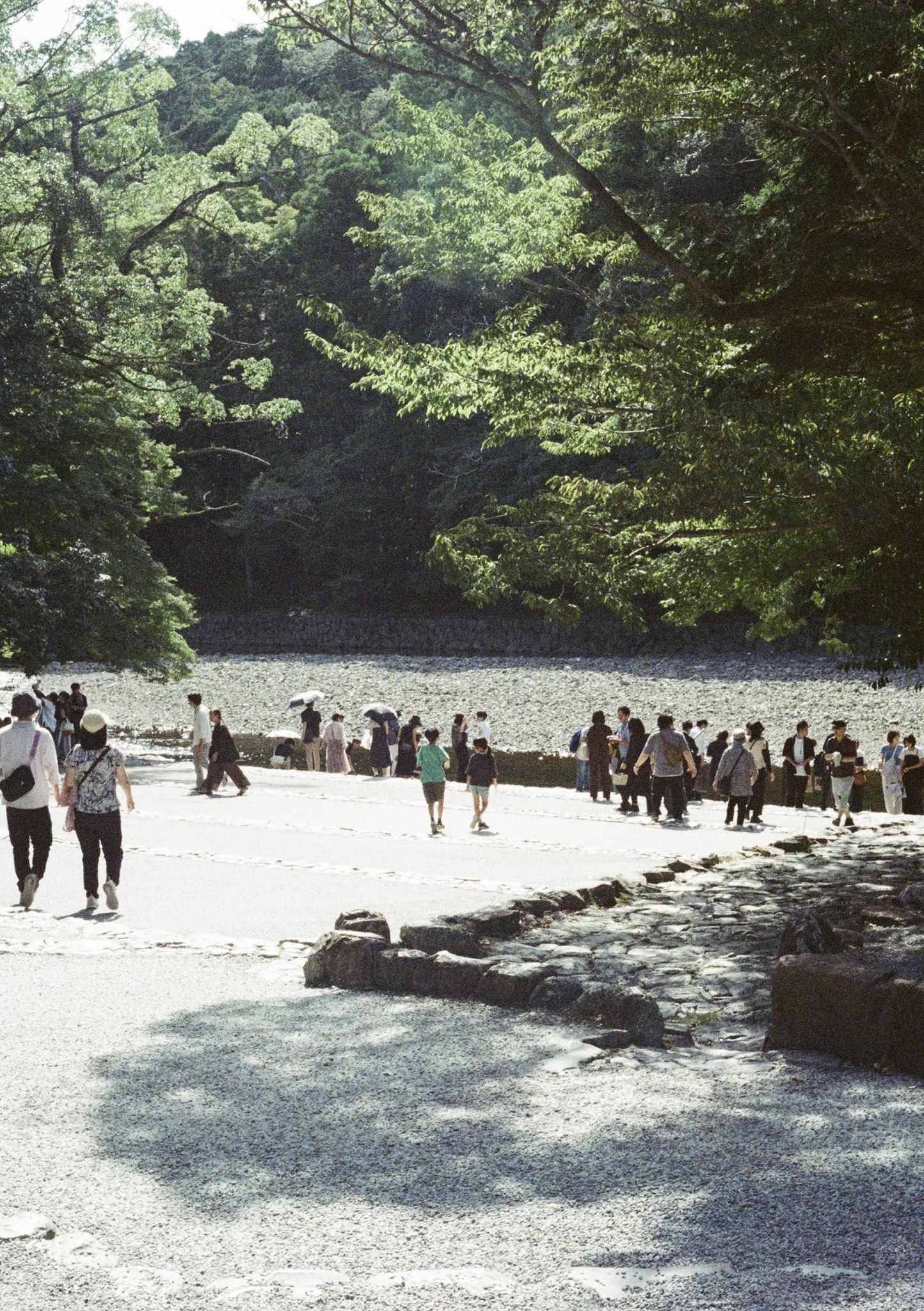 伊勢神宮の参道、砂利道を歩く大勢の参拝客