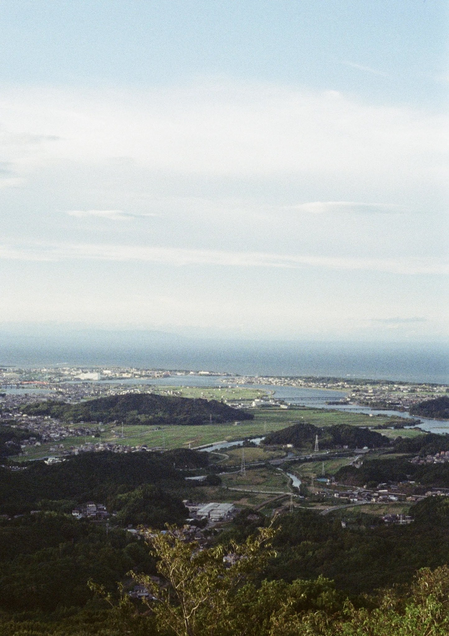 山の展望台から見下ろす海沿いの町と川