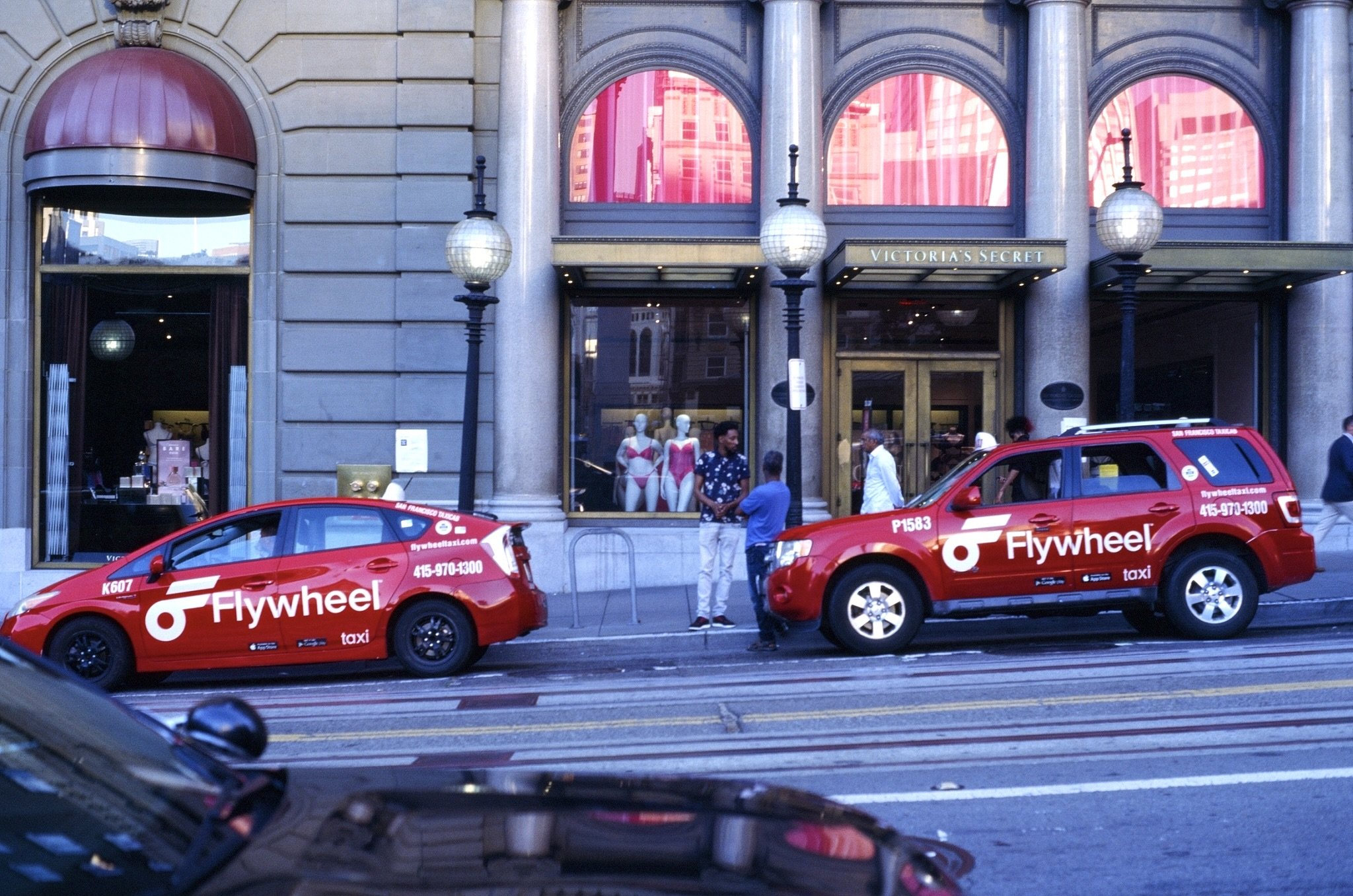 ヴィクトリアズシークレットの店舗前に停まる赤いFlywheelタクシー2台