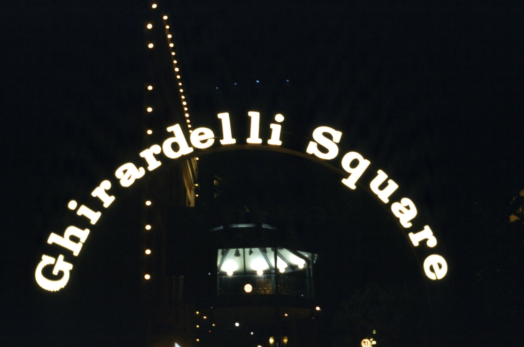 夜に輝くGhirardelli Squareのネオンサイン