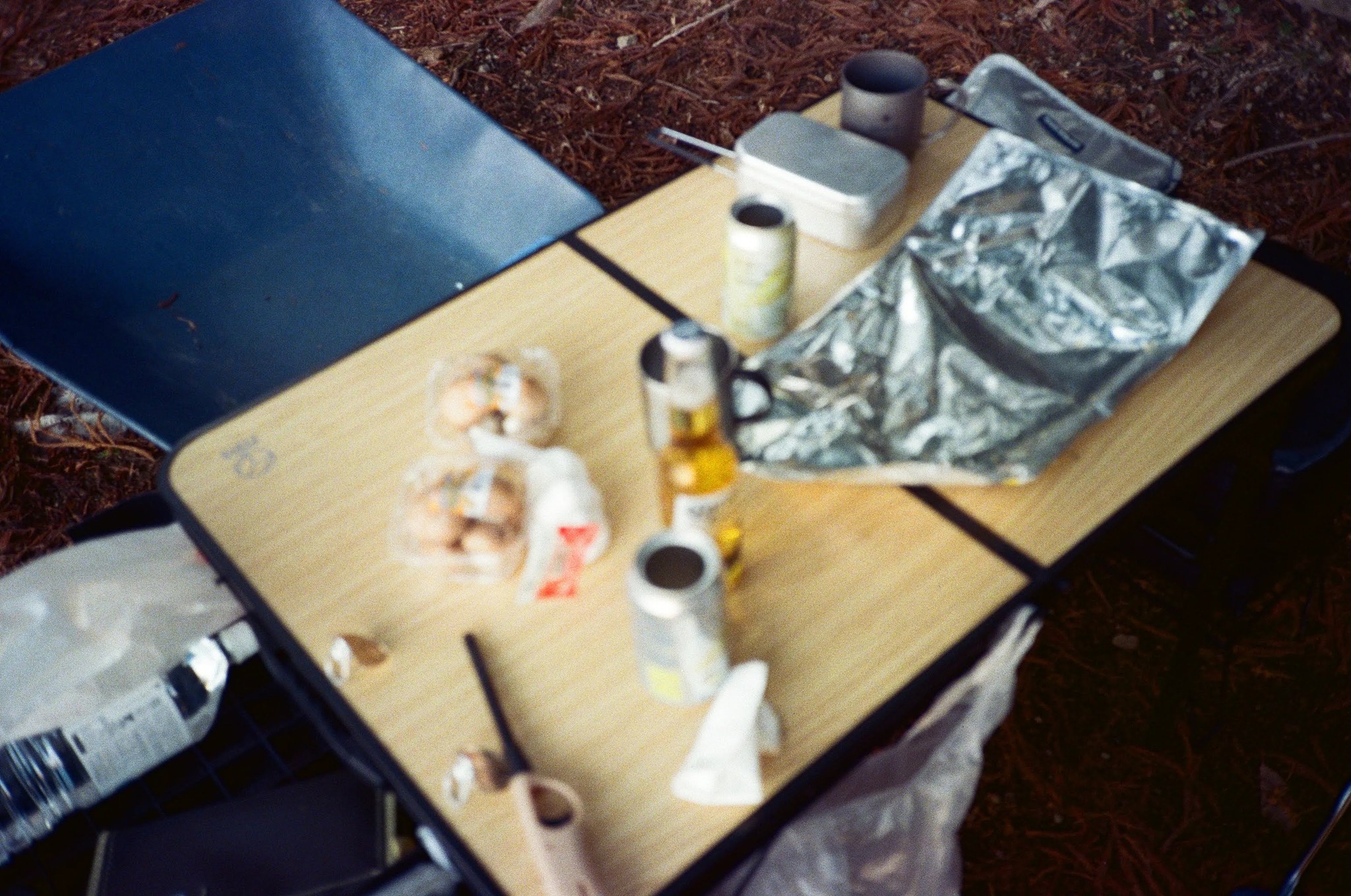 キャンプ用テーブルに並んだ軽食と飲み物