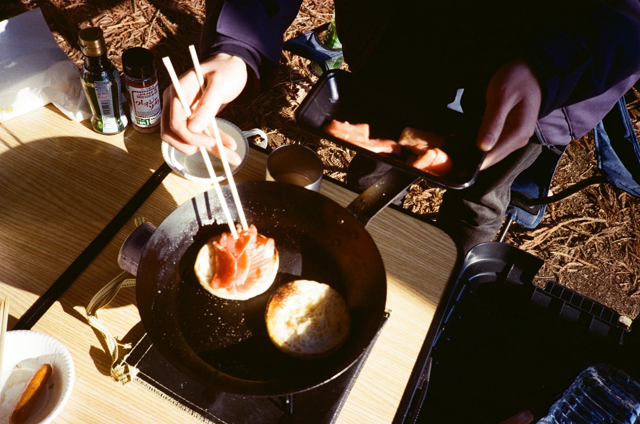 鉄板餃子を箸でつまむ手元
