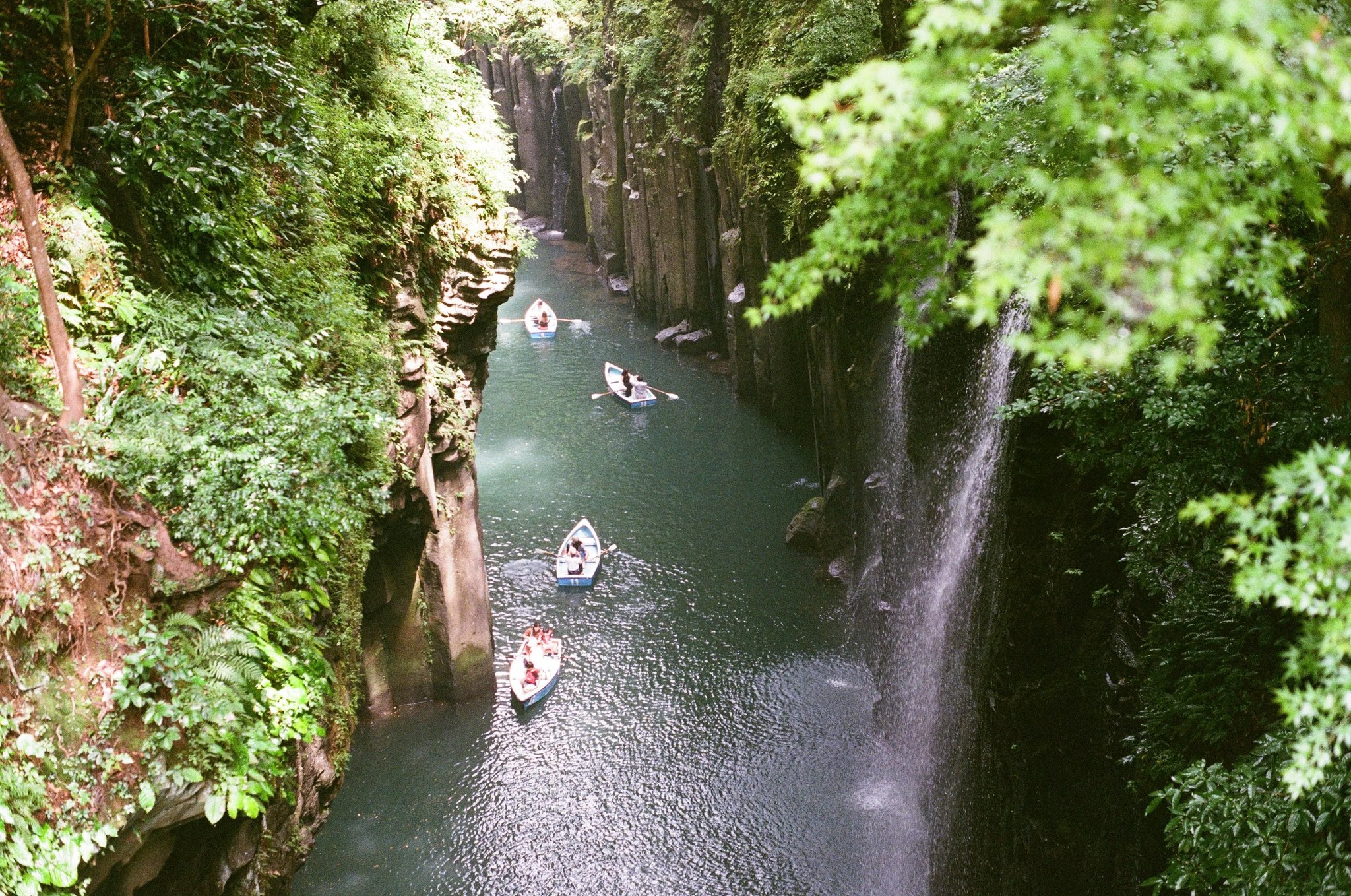 高千穂峡の柱状節理と滝、川を進む貸しボート