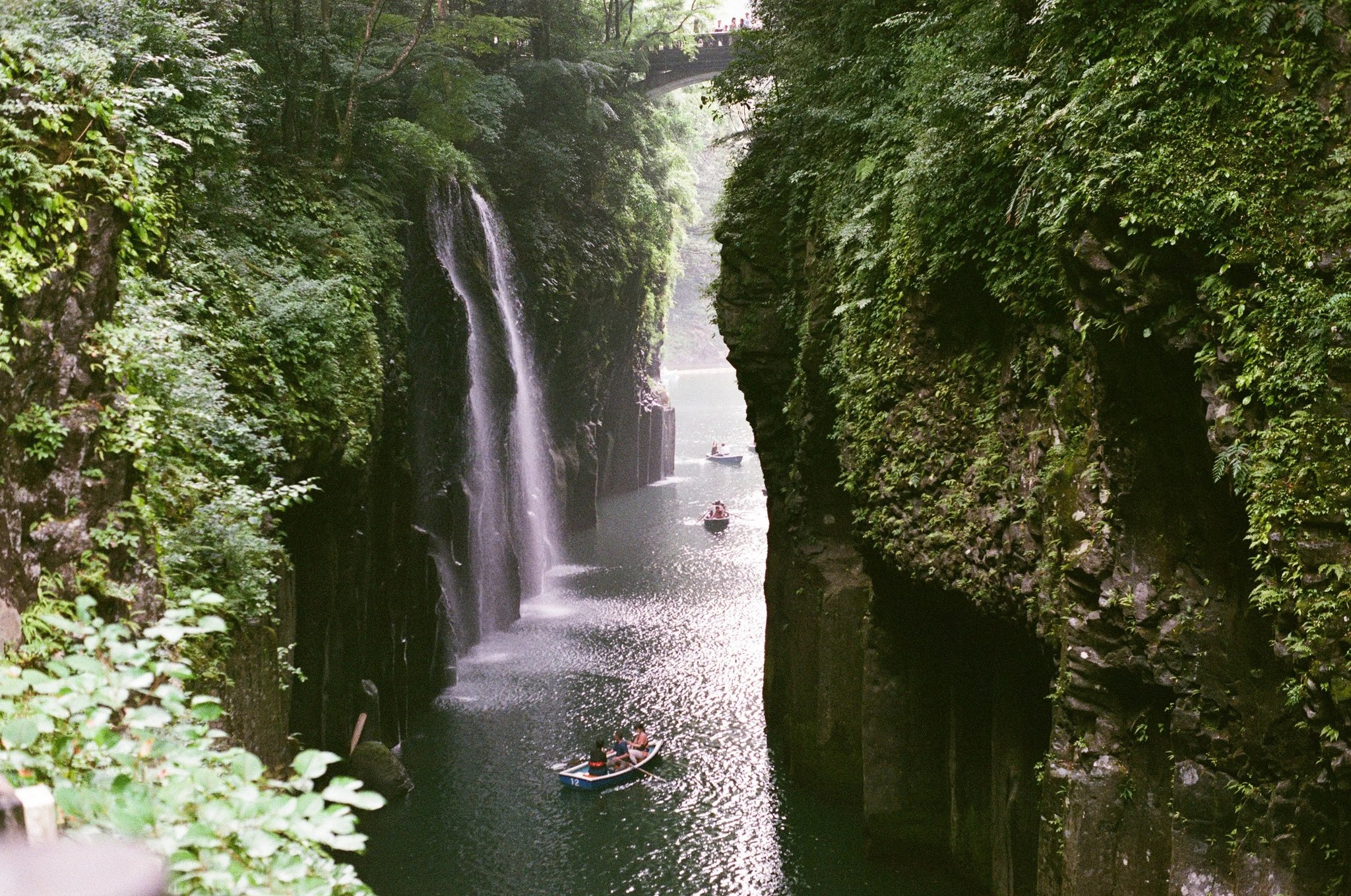 御橋から見た高千穂峡の滝とボート