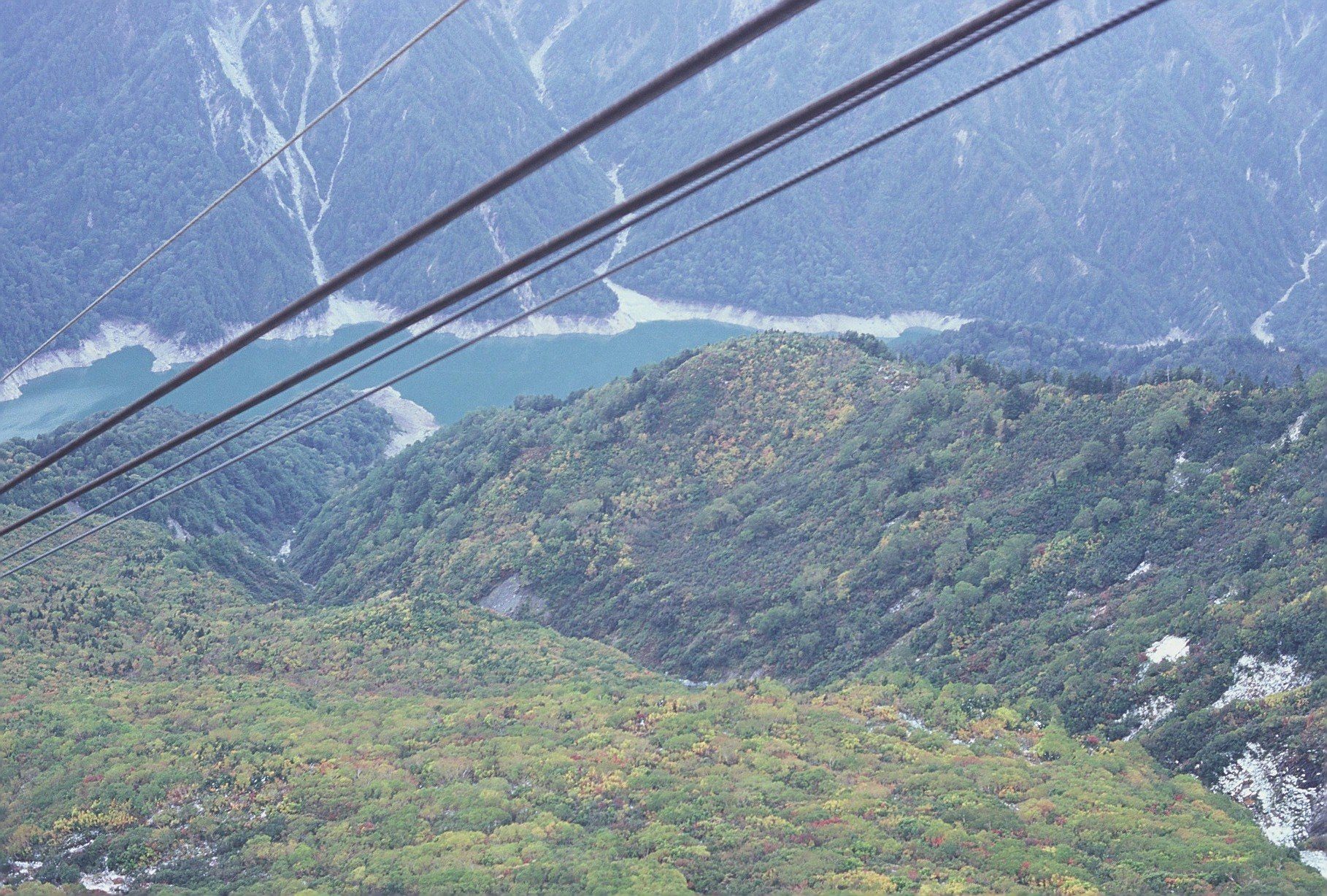 ロープウェイから見下ろす黒部湖と紅葉した山々